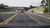 奥迪错过路口压线变道，车身占了两条车道！