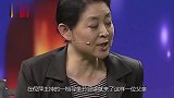 女儿身价千万，却让80岁老父亲路边乞讨，门一开倪萍泪崩