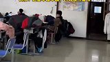 高中男生下课了还直立着打瞌睡老师温柔让他趴下睡