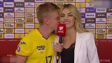 这福利有点赞！曼城小将赛后亲吻金发美女记者 你羡慕吗