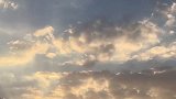 自由自在地走在夕阳下