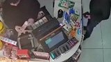 老板一拍桌子，男子转身就跑