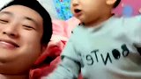 爸爸模仿儿子哭，不料儿子反手就是一巴掌，熊孩子惹不起啊