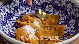 南瓜别煮着吃了，加一盘花生米，无水无油，酥脆松软又好吃，真香