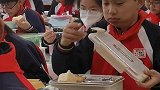 孩子们的午饭时间，还挺注意卫生呢