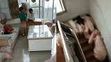“二师兄”挤满客厅 村民为防猪仔被洪水冲走赶猪上楼和自己同住