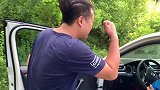 两老表相约喝酒，看漂亮老板娘看得入神，不料媳妇儿突然出现！