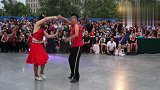 最新广场舞视频大全-20190226-一男一女广场搭档跳双人广场舞，数百人围观掌声不断！