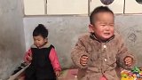 弟弟看到姐姐在吃糖，没有吃到的自己哭得好厉海，好搞笑！