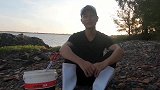退潮后“土龙”穿梭石缝中，举动异常且凶猛至极，吓得乡仔冒冷汗