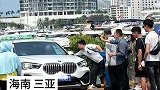 男子停车时操作失误掉入海中，这下好了，宝马成海马了！