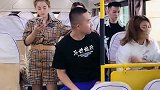 小情侣公交上吵架，旁边小姐姐都看不下去了，下一秒竟然这样做