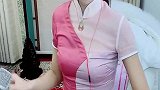 美女才以弹琴值得欣赏