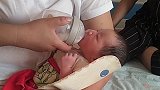 刚出生第2天的宝宝在喝奶，萌萌的样子太可爱了！