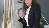 女经理的职业装真美，知性带着性感