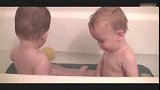 双胞胎小宝宝洗澡面对面互逗，高兴的笑开了花，简直可以玩一整天