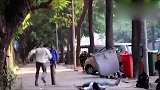 国外恶搞：在路边假装触电，可把路人给吓坏了