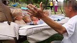 爷爷一个人摇着他5个孙子孙女,唱着歌谣,幸福如斯还有何求