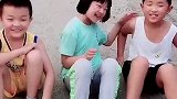 小朋友们猜拳，结果谁赢了，谁就要吃辣椒