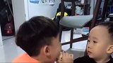 博哥大口大口的吃，二胎弟弟看着心都碎了，画面把人笑喷了