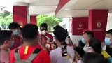 保利尼奥下车迅速转移阵地 保护球迷空旷处合影签名