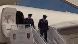 空军一号抵达机场，保镖们先下飞机，这是啥操作
