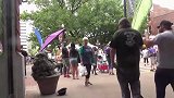 伪装成植物在街上恶搞路人，美女非常的害怕