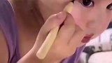 萌娃自己对着镜子化妆