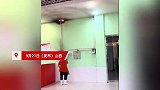 餐馆线路起火冒黑烟，员工瞅准时机瞬间徒手关闸断电，惊险瞬间曝光