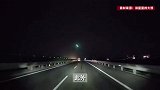 夜空中一道绿光划过疑似陨石，多地均有目击者，当地应急局回应
