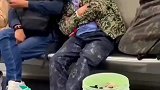 农民工睡着靠在小哥身上，小哥保持姿势一动不动