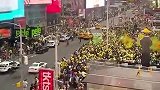 尼克斯球迷呢？巴西球迷占领了纽约时代广场