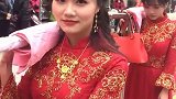 偶然看到的一幕，是伴娘还是新娘，为什么会有两个