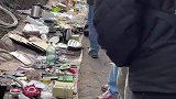 路边摆了一些小商品，供过往路人挑选