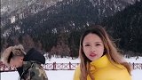二毛在雪上上跟人对对子，这对联真的是很应景啊