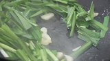 把豆芽和韭菜放在一起这么好吃，做法简简单单，在家可以试试