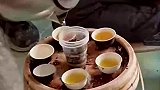 工地喝茶没有茶壶，农民工直接用塑料杯代替