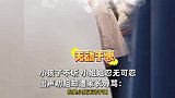 孩子火车上喊叫一个多小时，女子好心提醒，下秒家长当场急眼开骂