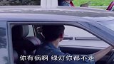 非常好奇这么多人是怎么坐进车里的