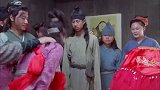 拜堂时重八趁父亲咳嗽引开众人注意，脚底抹油跑出了家门