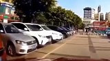 停车场遇见“鬼探头”，非得从停车场里走，一下让你涨涨教训！