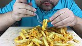 胡子小哥吃奶酪薯条，看起来很有食欲