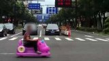 浙江绍兴：看傻眼！七旬老太竟开“碰碰车”上路