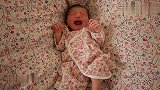 新生婴儿第五天，衣服和被子融为一体，只能靠哭来引起注意