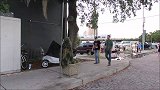 在路边伪装成植物故意捉弄路人，被吓到的路人非常尴尬