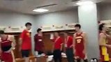 王治郅更衣室发问赵继伟：你那球咋传的 我看着都要丢了