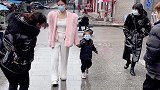 带孩子出门打疫苗，没有合适的口罩了，但是有机智的妈妈