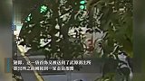 金店报警失窃，环卫工人拾万元首饰上交助警方神速破案