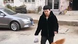 小狗被主人遗弃在垃圾桶，幸好它遇到了这位铲屎官