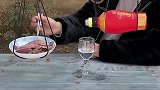 懒人发明的倒酒神器，倒满了自动就会停下